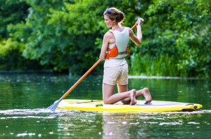 Frau auf Stand Up Paddling Board